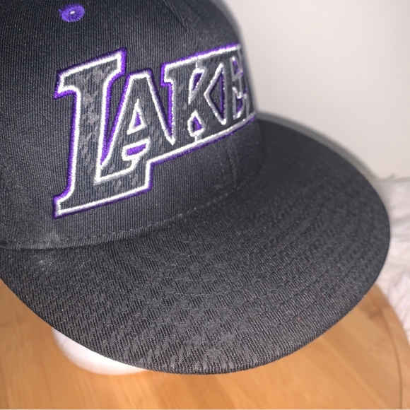 Los Angeles Lakers NBA Black Fitted Hat Cap - Picture 5 of 8